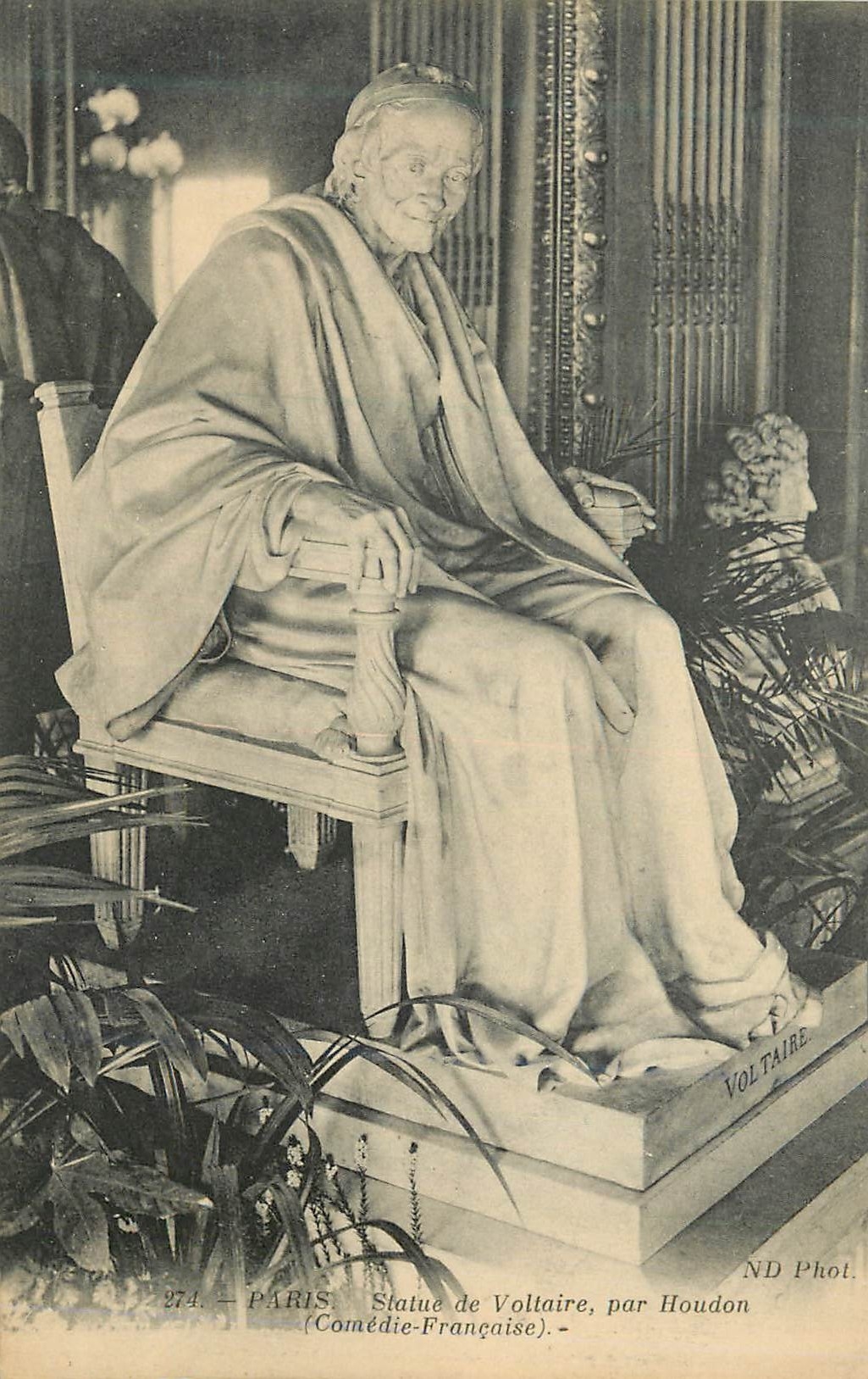 CPA 274 paris statue de vollaire par houdon (comedie francaise)