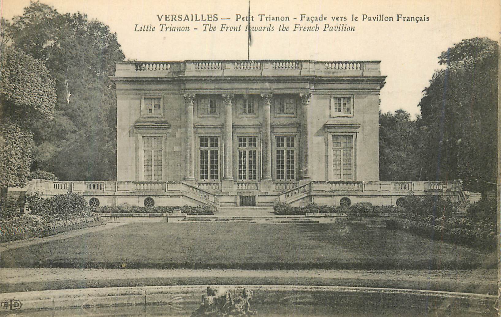 CPA Versailles petit trianon facade vers le pavillon francais