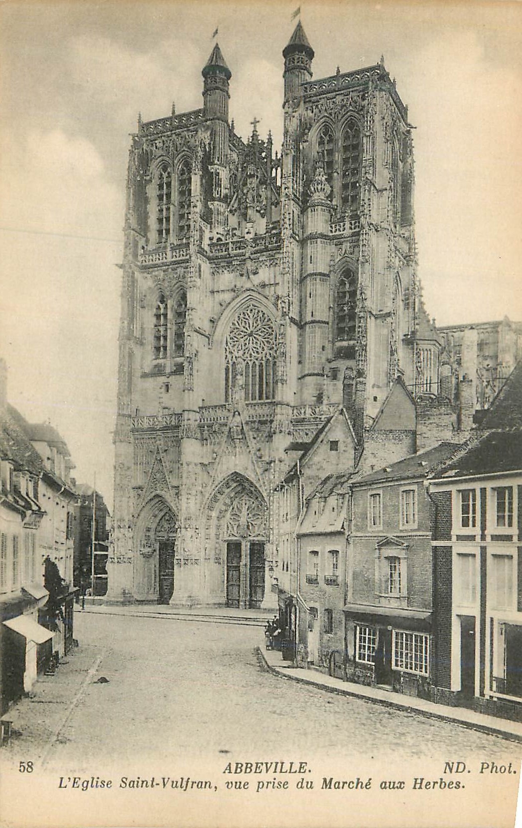 CPA Abbeville l eglise saint vulfran vue prise du marche aux herbes