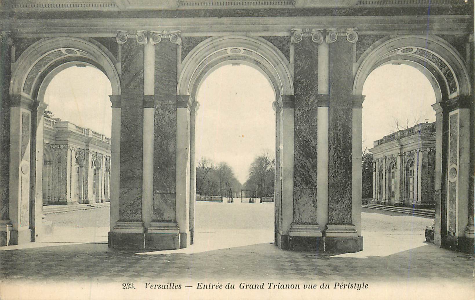 CPA 233 versailles entree du grand trianon vue du peristyle