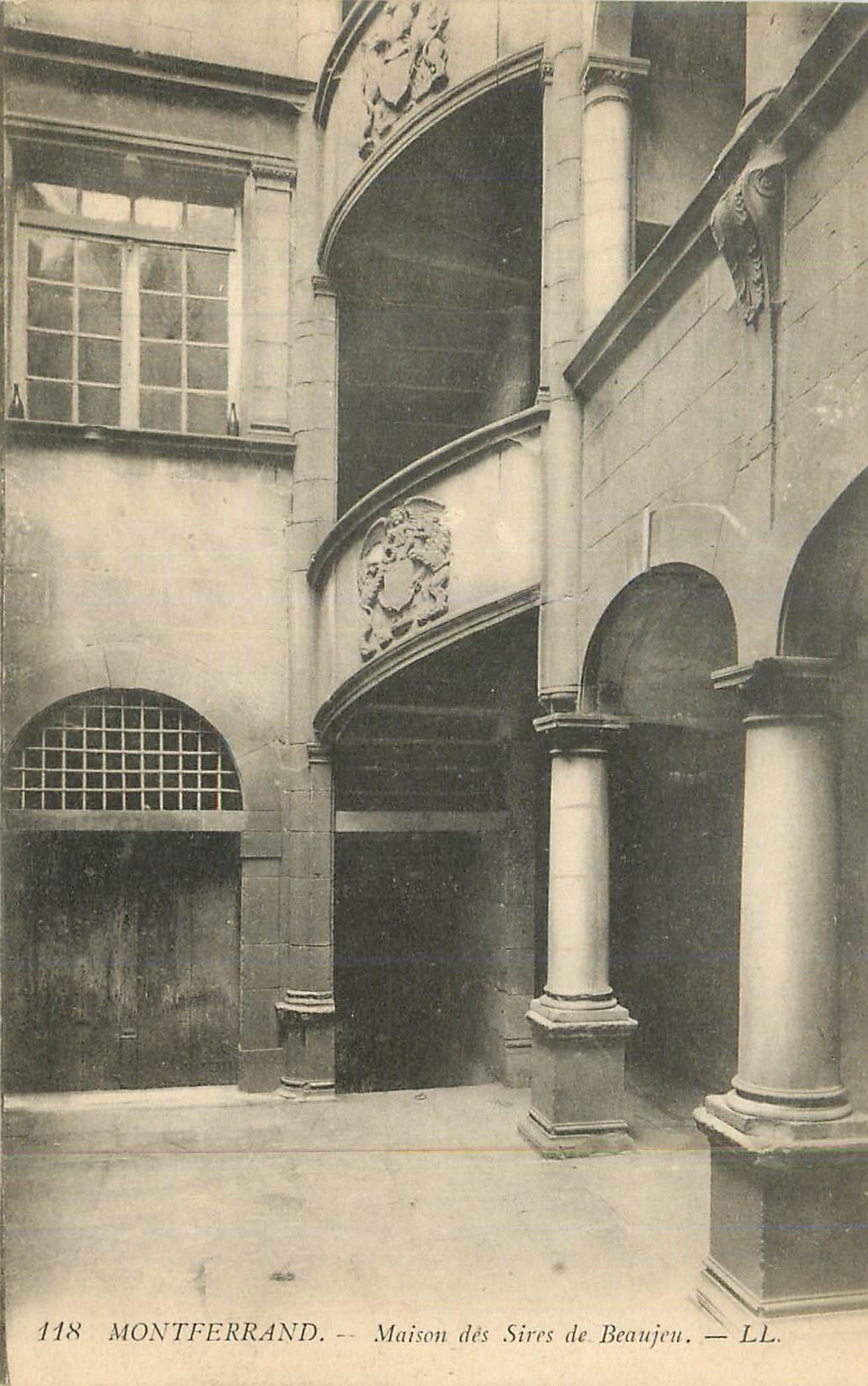 CPA 118 montferrand maison des sires de beaujeu