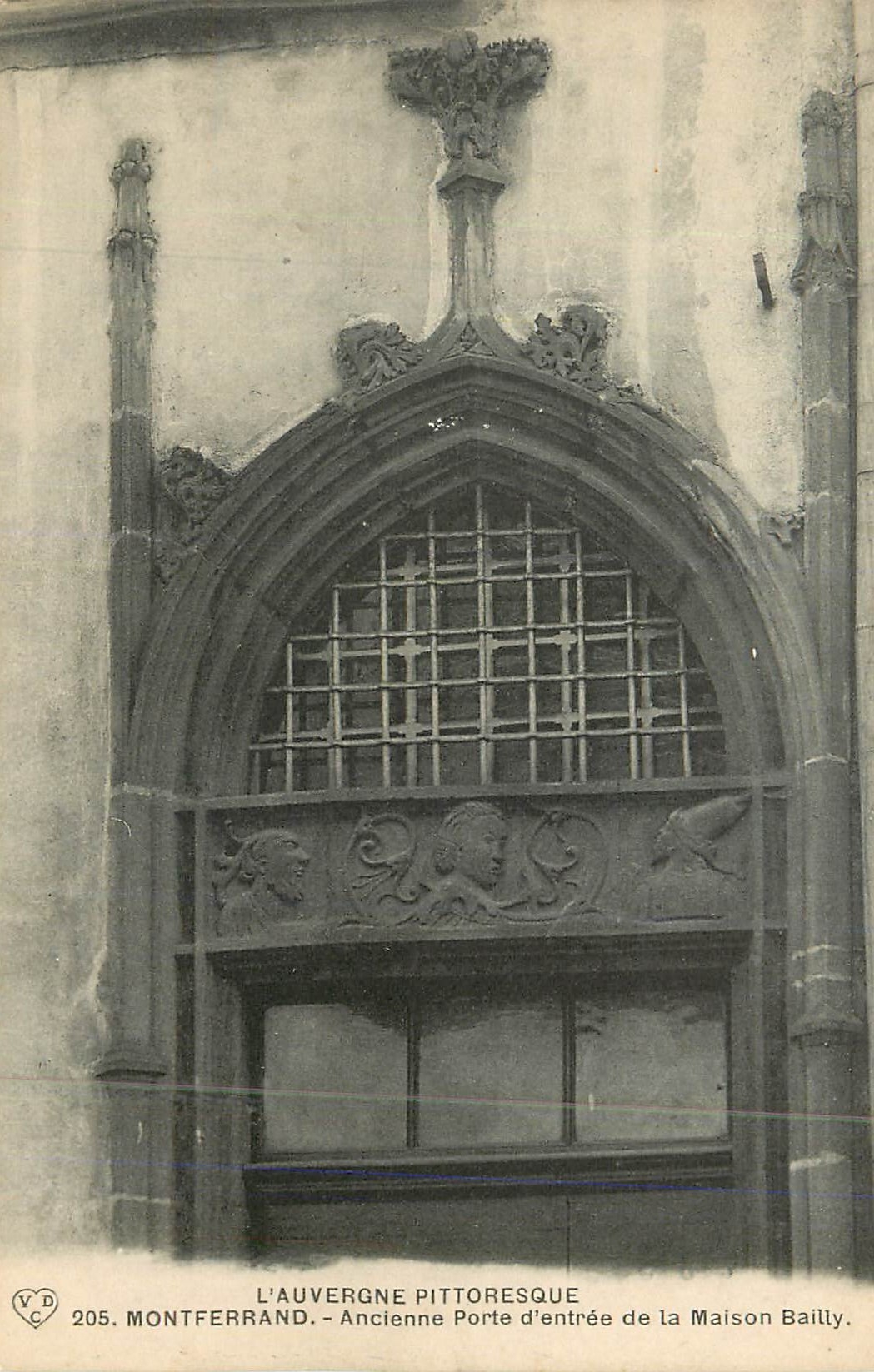 CPA L auvergne pittoresque 205 montferrand ancienne porte d entree de la maison bailly