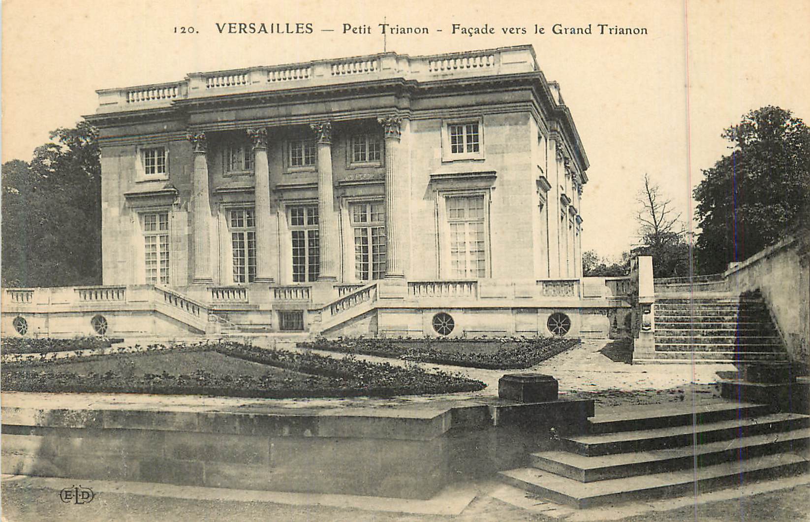 CPA 120 versailles petit trianon facade vers le grand trianon
