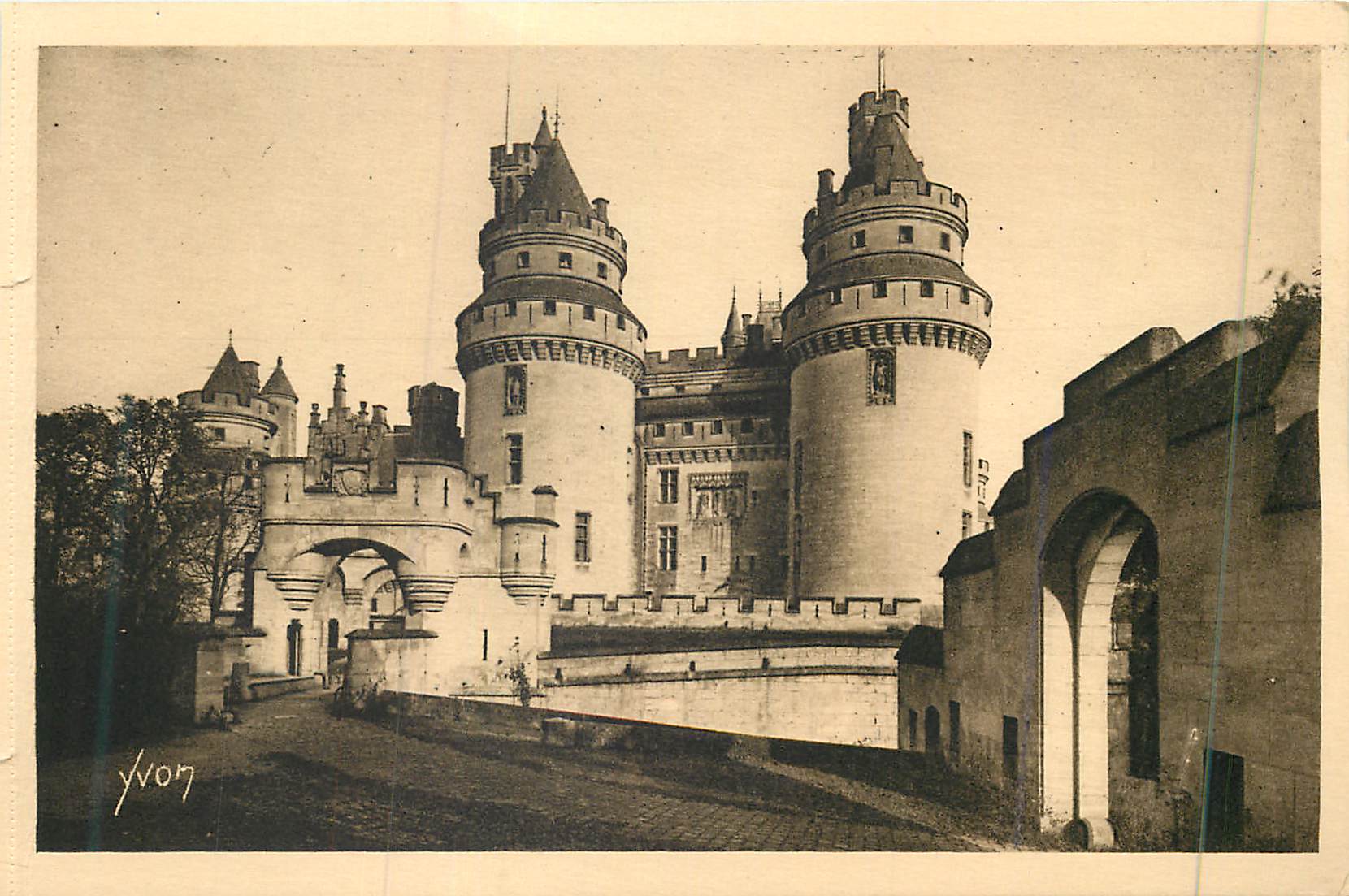 Schloss Pierrefonds — Eingang zum Schloss und Charlemagne-Türme — YVON
