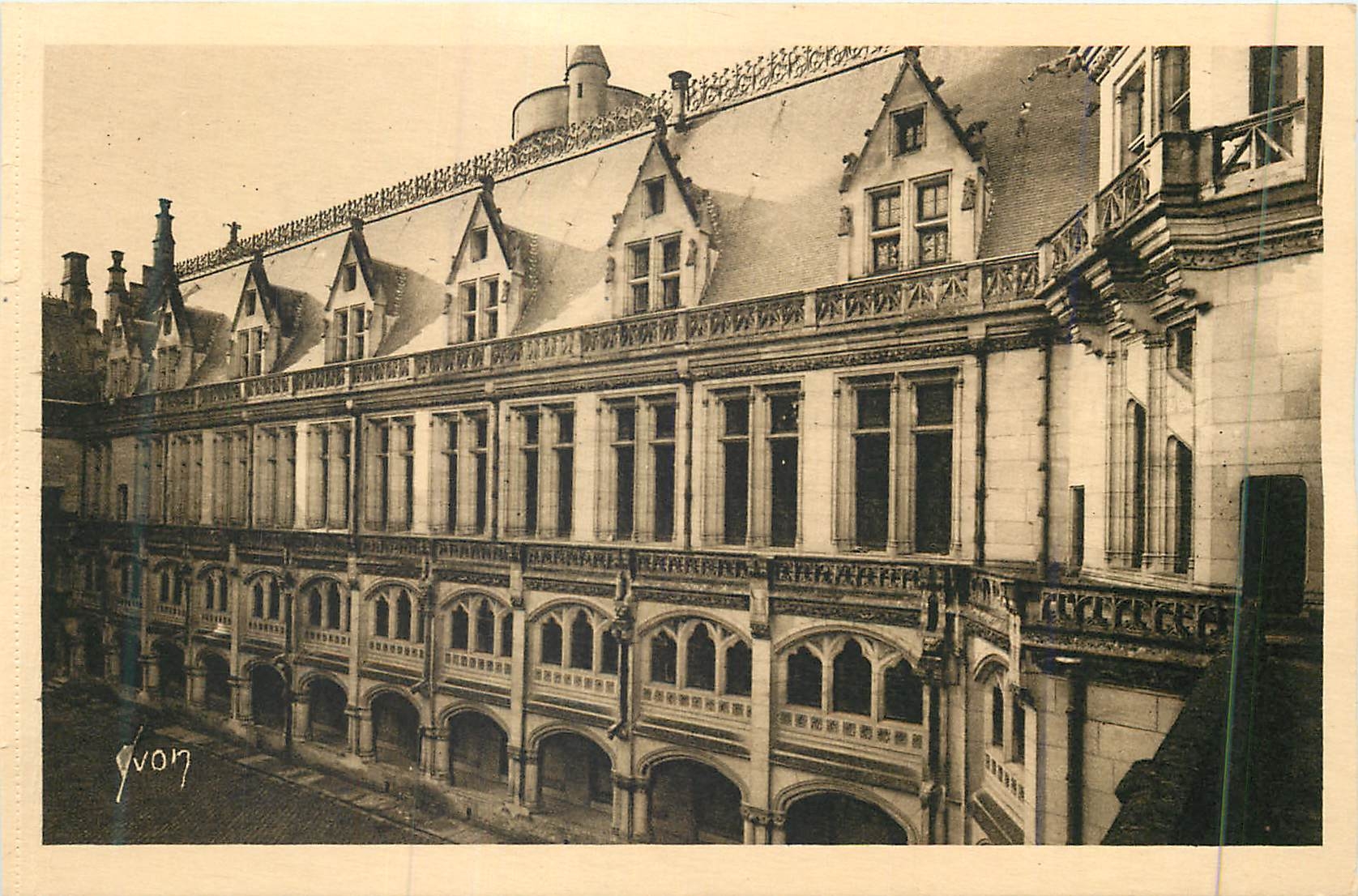 Château de Pierrefonds — Colonnade de la Cour d'Honneur — Éditions d'Art YVON