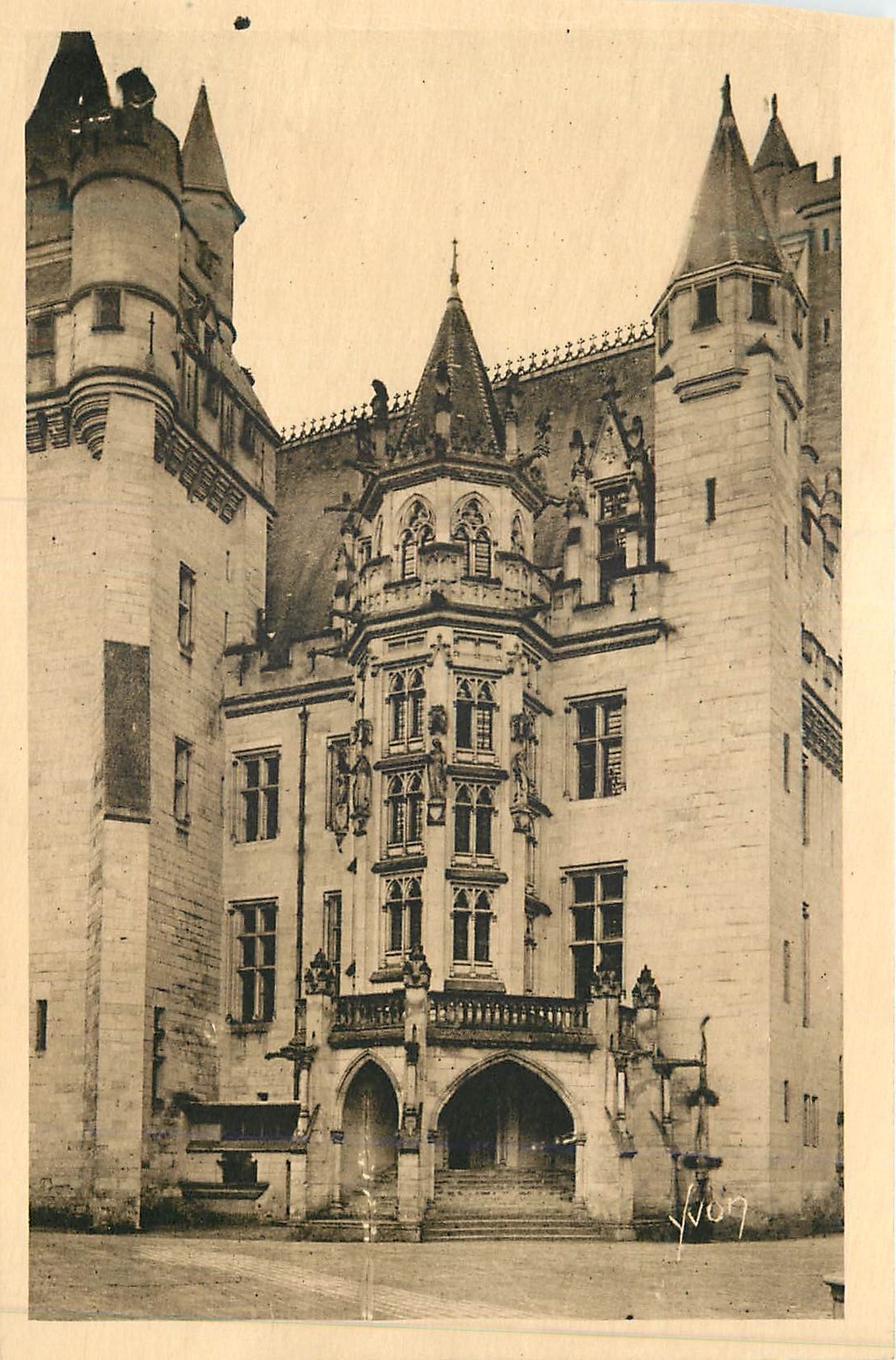 Château de Pierrefonds — L'Escalier d'Honneur — Éditions d'Art Yvon, Paris