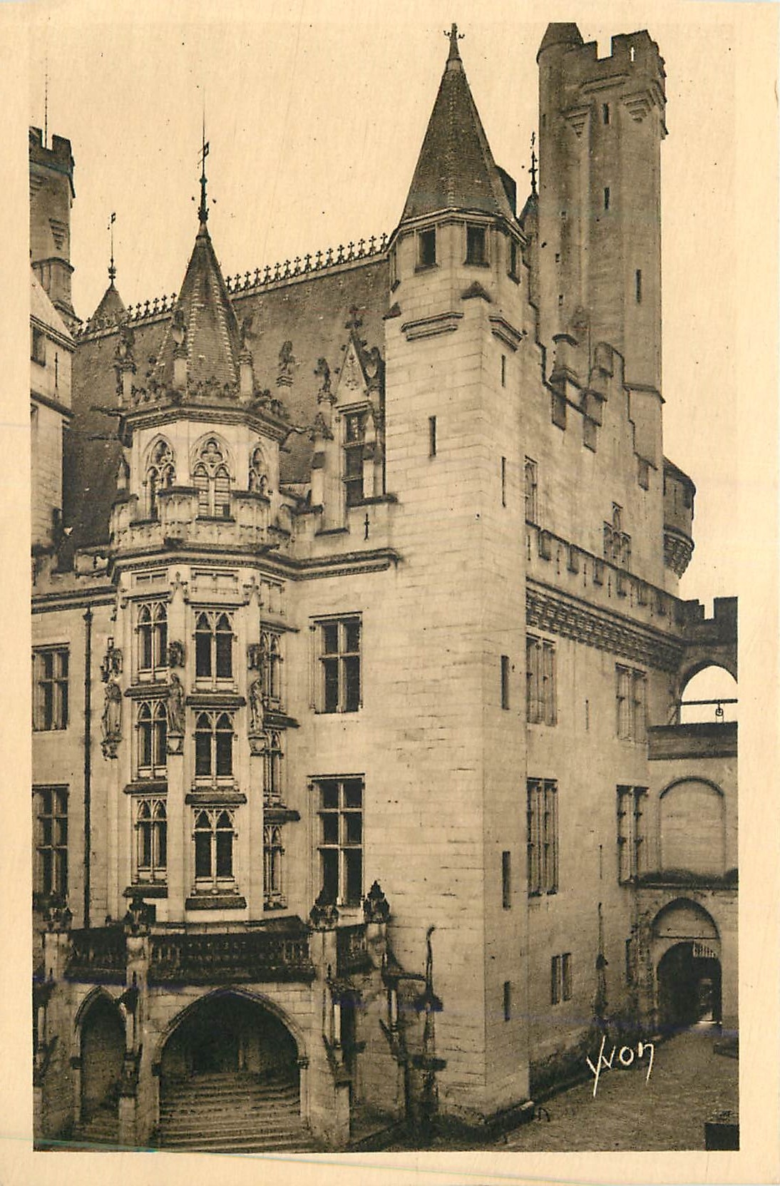 Château de Pierrefonds — L'Entrée du Château — Éditions d'Art YVON
