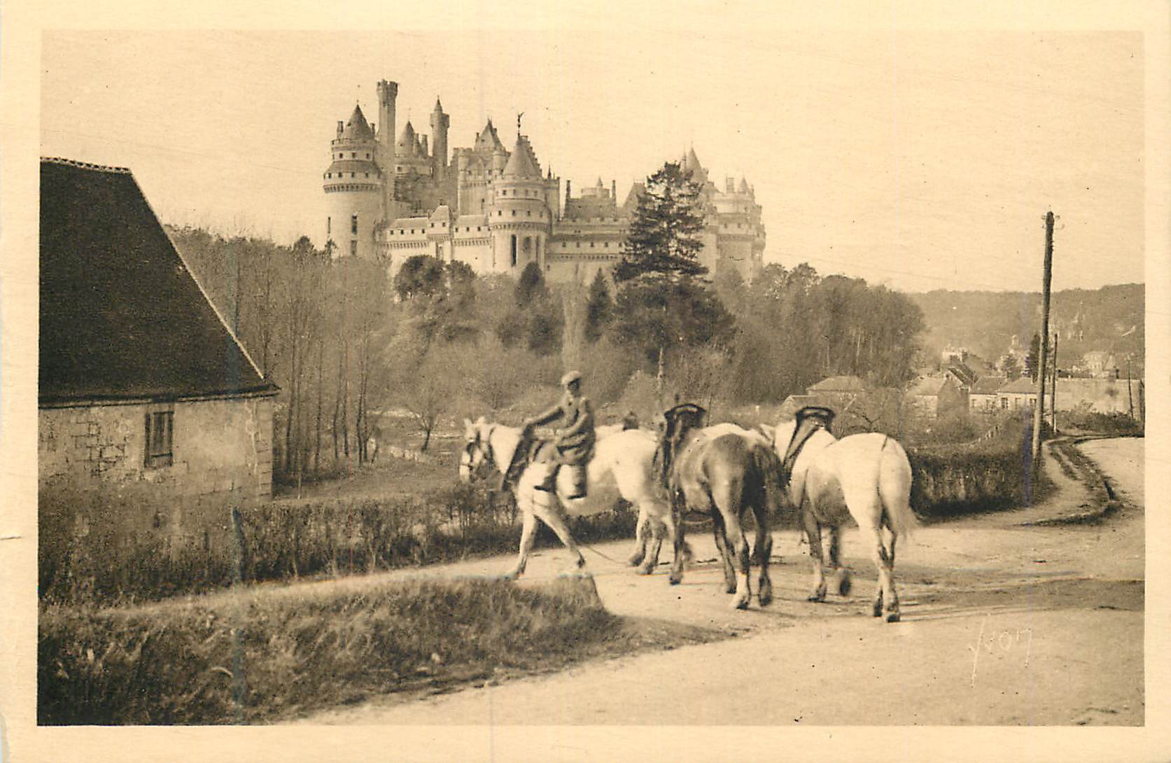 CPA La douce france chateau de pierrefonds (oise) cote est Chevaux