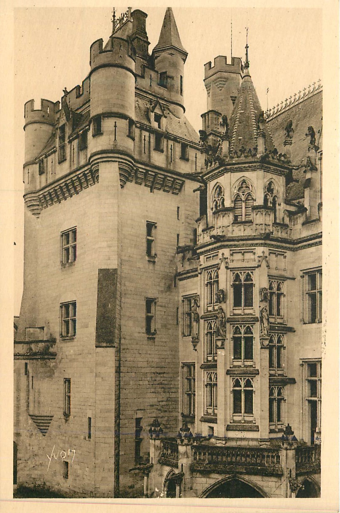Château de Pierrefonds (Oise) — Le Donjon et l'Escalier d'Honneur — Éditions d'Art YVON, Paris