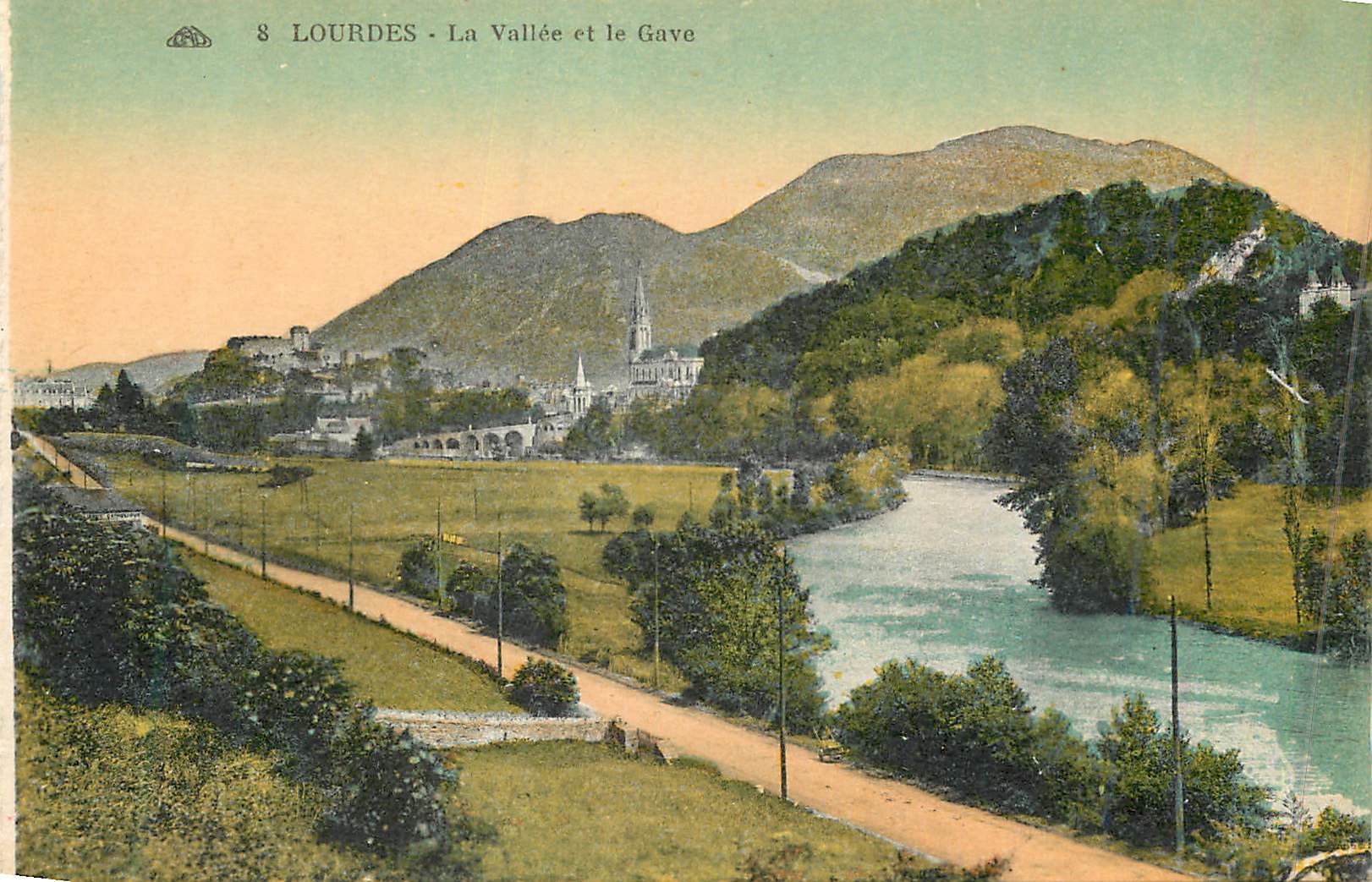 CPA 8 lourdes la vallee et le gave