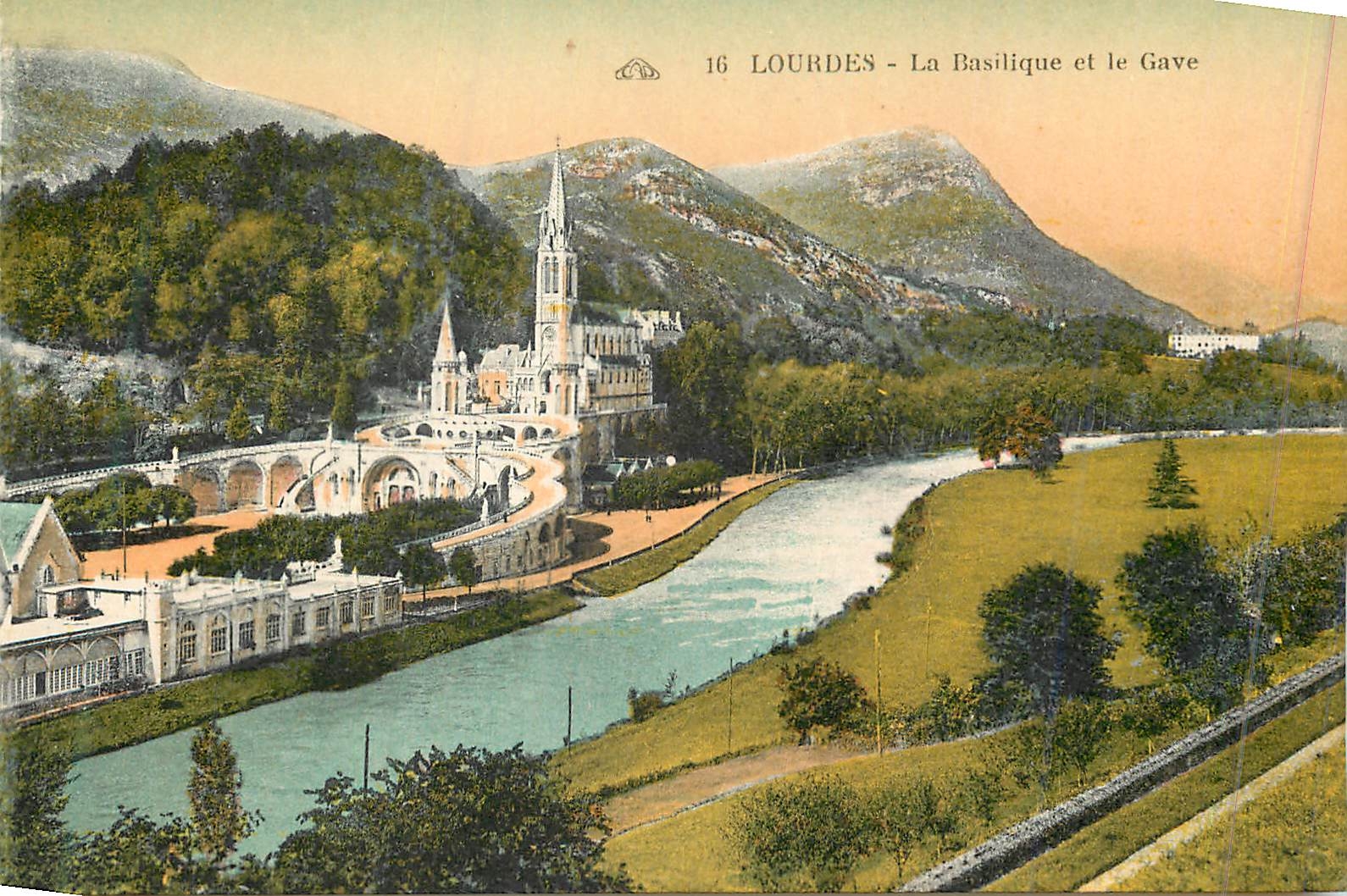 CPA 16 lourdes la basilique et le gave