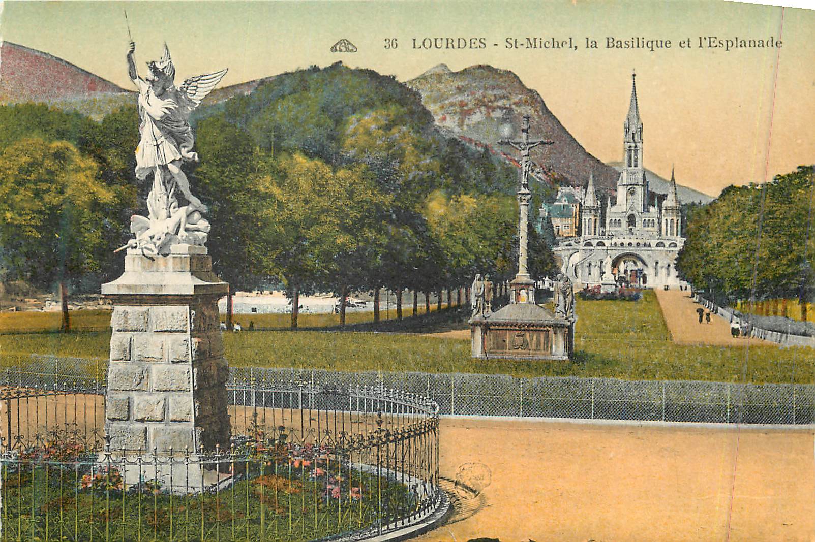 CPA 36 lourdes st michel la basilique et l esplanade