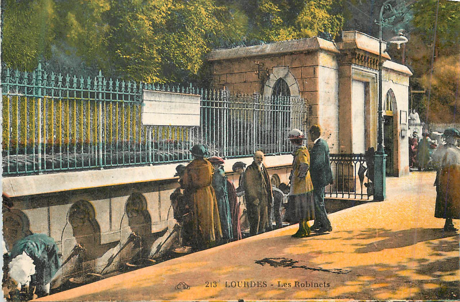 CPA 213 lourdes les robinets