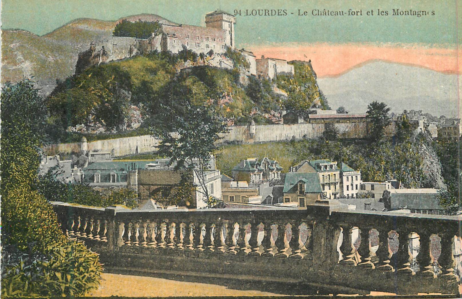 CPA 94 lourdes le chateau fort et les montagnes