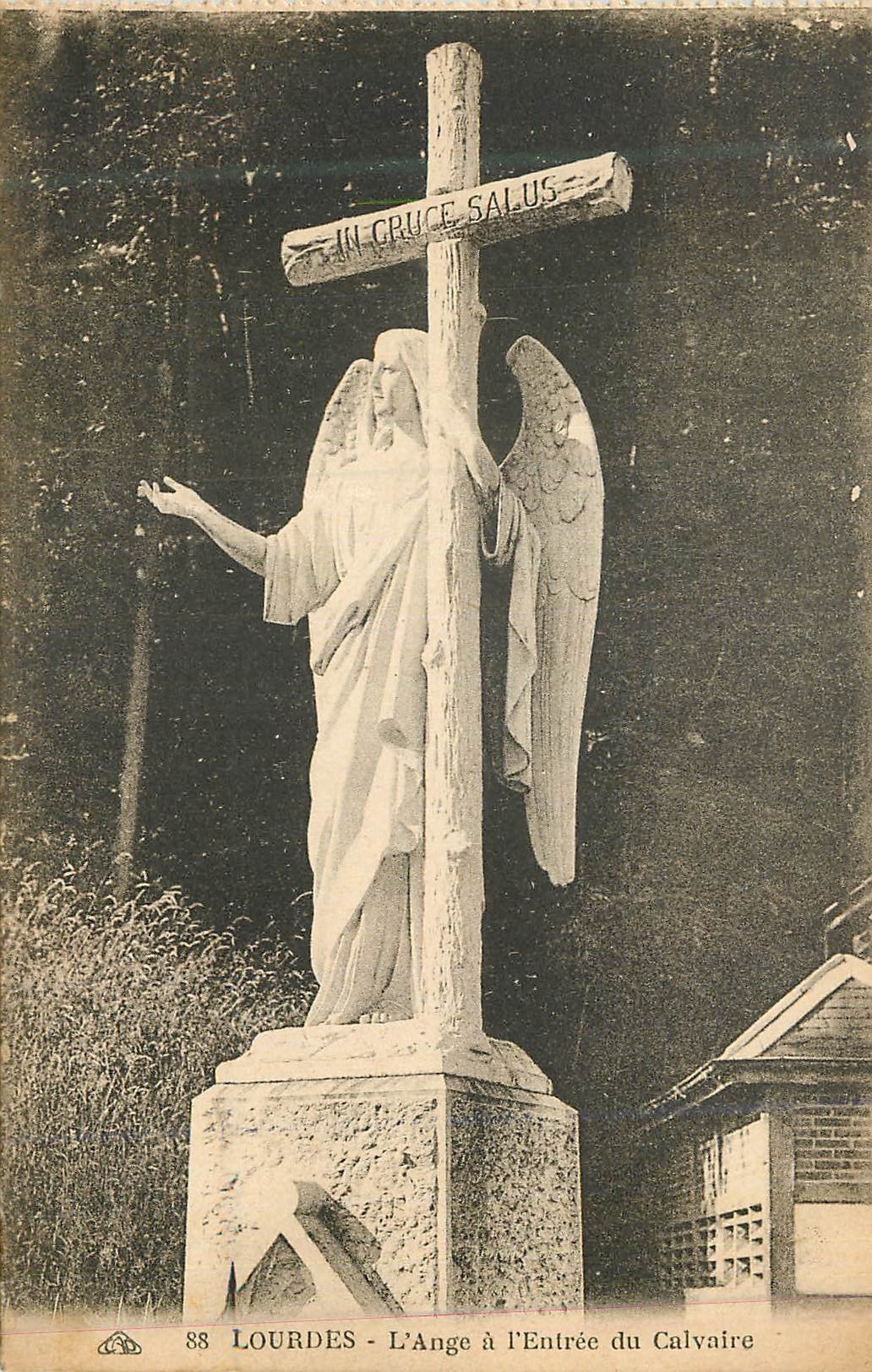 CPA 88 lourdes l ange a l entree du calvaire