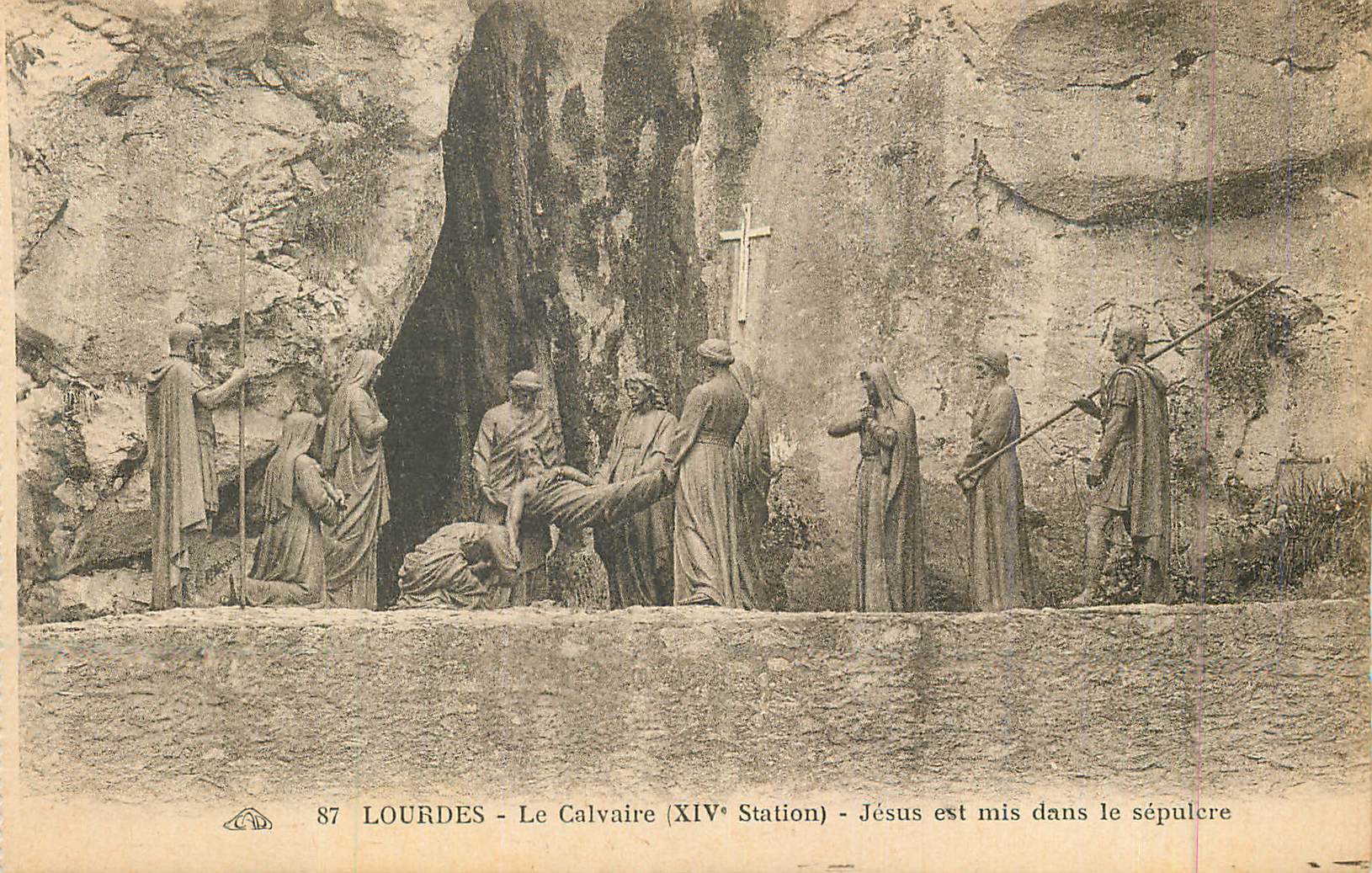 CPA 87 lourdes le calvaire(xiv station) jesus est mis dans le sepulcre