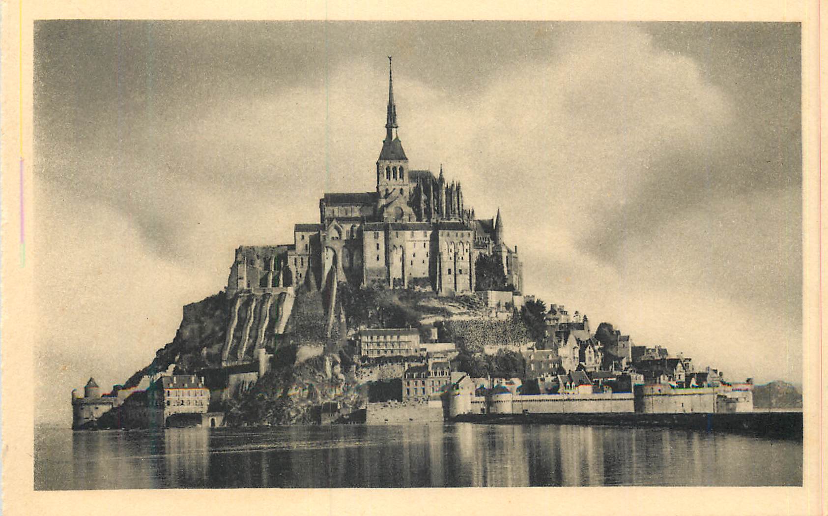 Mont-Saint-Michel — Vue générale face Sud à marée haute — Serv. Commercial Monuments Historiques, Paris