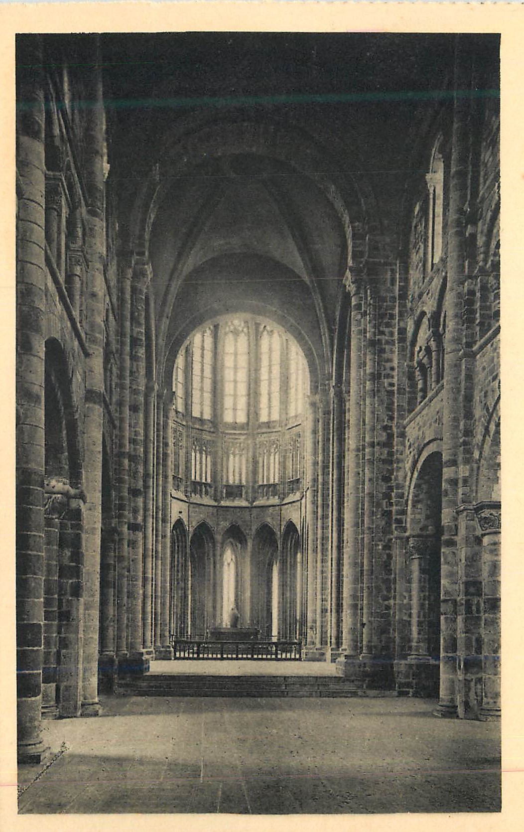 CPA 15 abbaye du mont st michel eglise abbatiale la nef