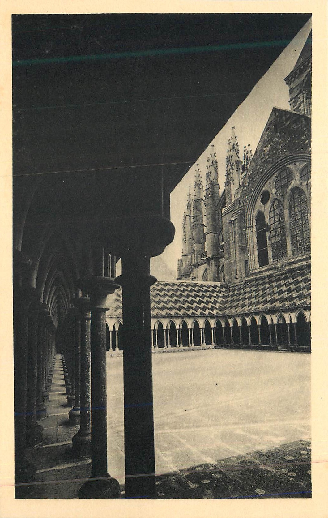 Abbaye du Mont-Saint-Michel — Le Cloître — Serv. Commercial Monuments Historiques, Paris