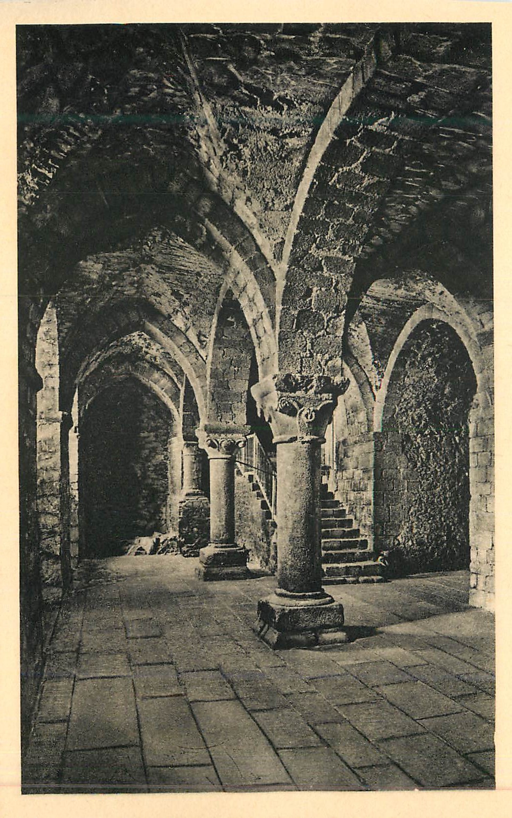 Abbaye du Mont-Saint-Michel — Salle de l'Aquilon — Serv. Commercial Monuments Historiques, Paris