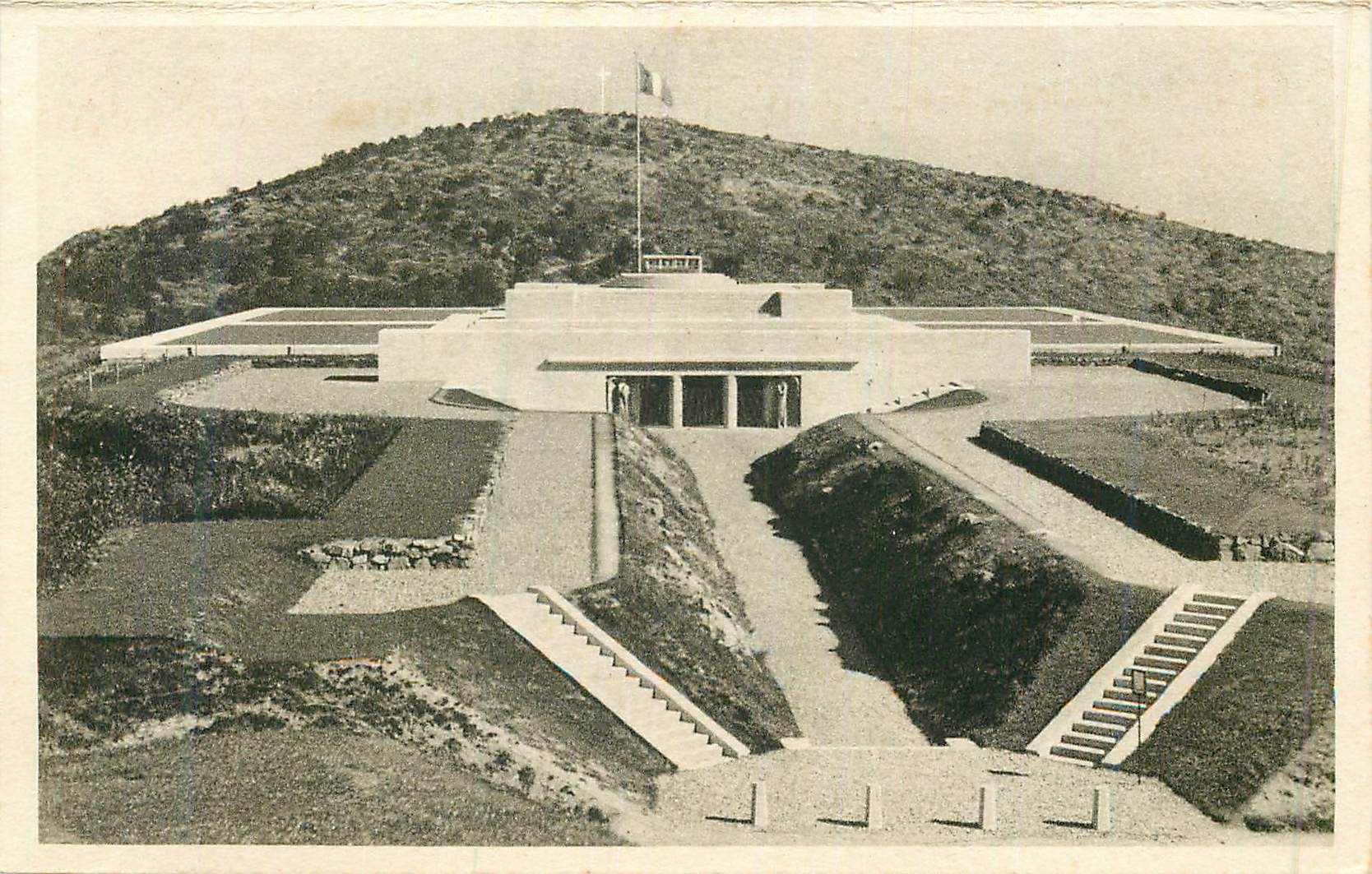 CPA Monument aux morts avec hartmannswillerkopf (arcn r danis) Militaria