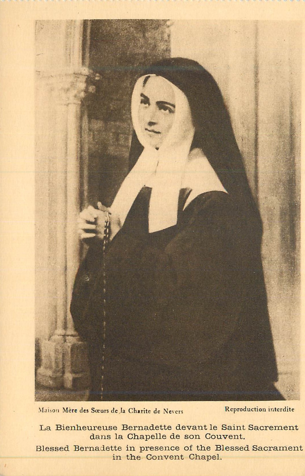 CPA La bienheureuse bernadette devant le saint sacrement dans la chapelle de son couvent