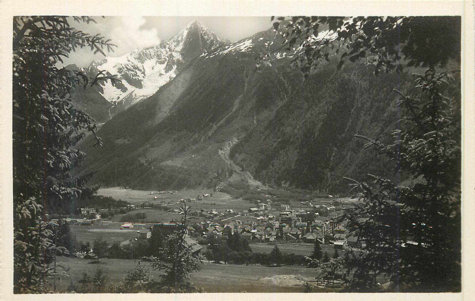 CPM 20 chamonix vue generale et l aiguille du dru