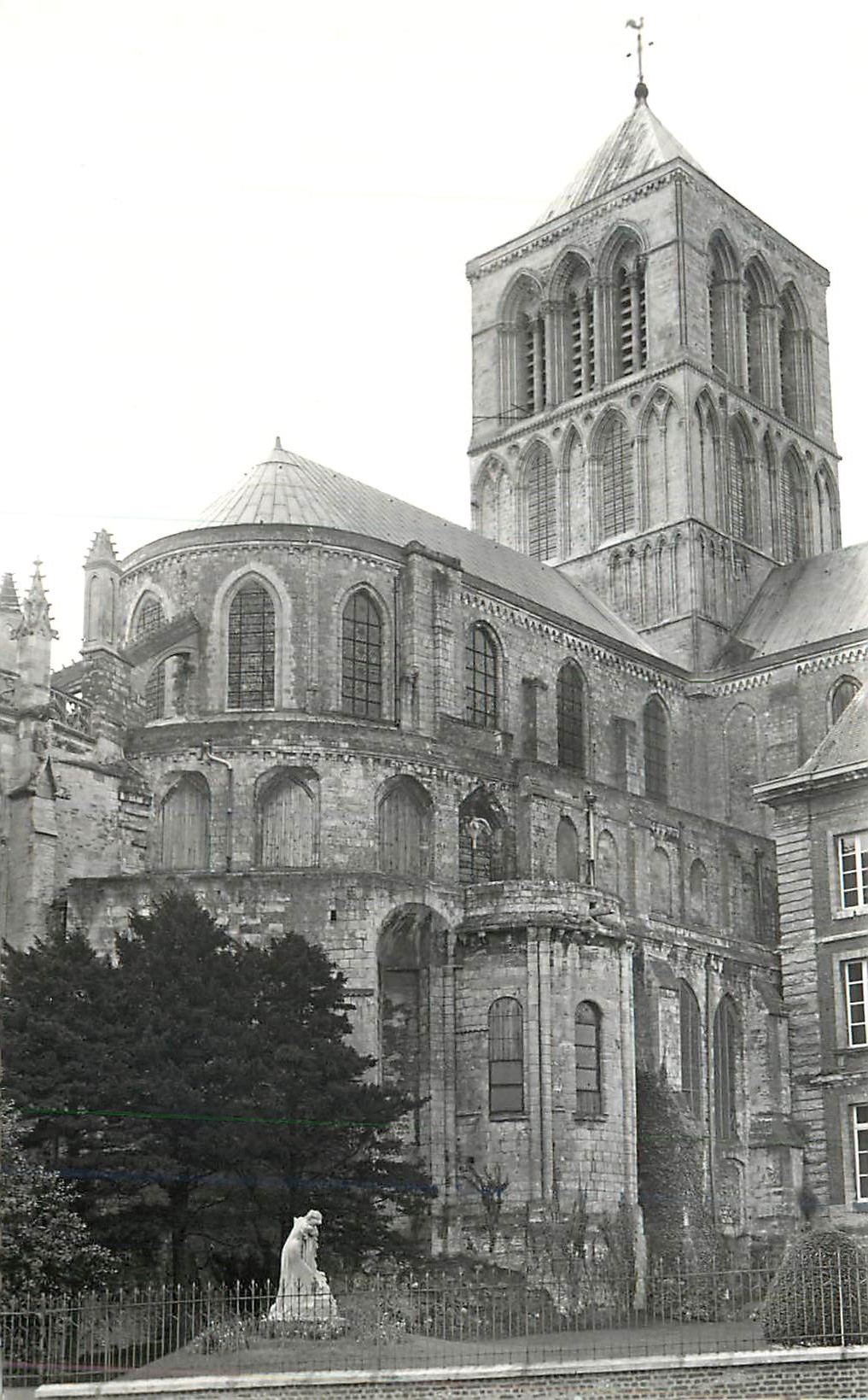 CPM Fecamp (seine maritime) abbatiale de la sainte trinite(xi et xiii siecle) chevet et tour lanterne