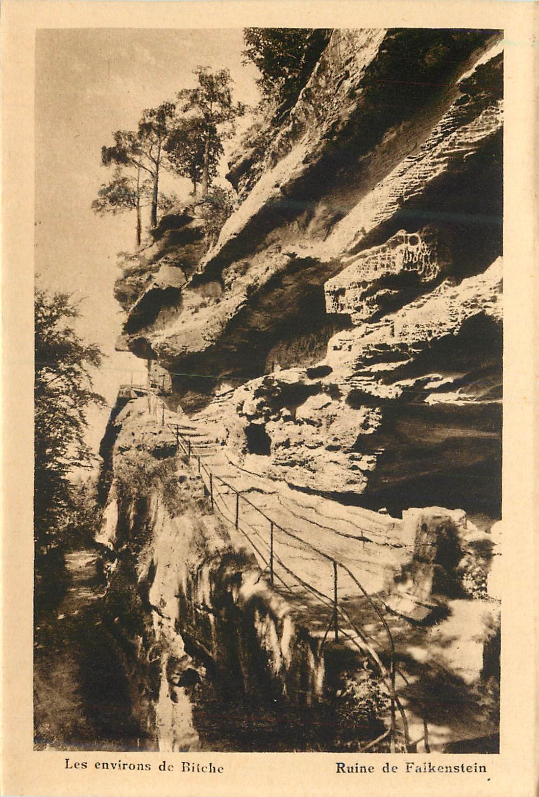 Les environs de Bitche — Ruine de Falkenstein — Éditeur Hélías, Bitche