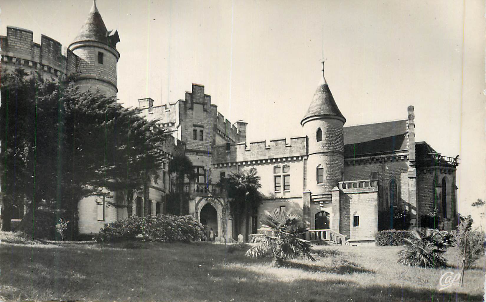 Château Abbadié — Frontière Franco-Espagnole — Réal-Photo, Paris