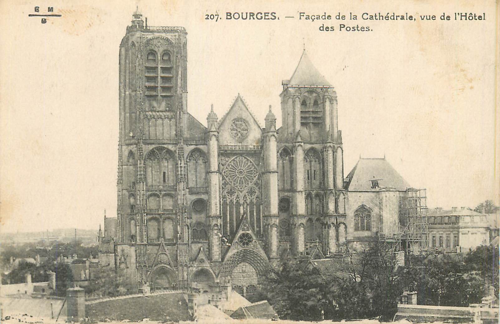 CPA Bourges Facade de la Cathedrale Vue de l'Hotel des Postes