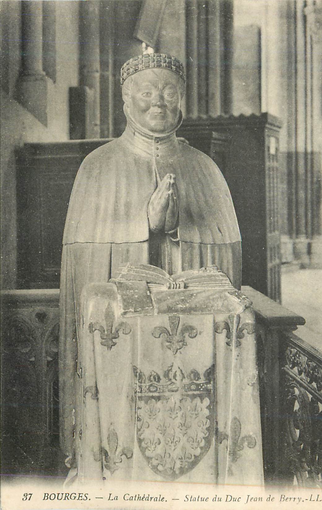 CPA Bourges La Cathedrale Statue du Duc Jean de Berry