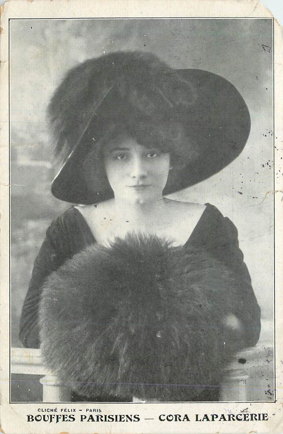 CPA Cliche Felix Paris Bouffes Parisiens Cora Laparcerie