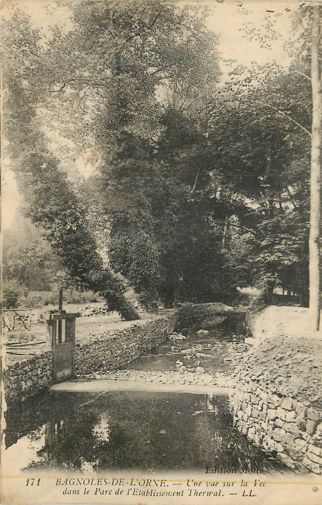 CPA Bagnoles de L'Orne dans le Parc de l'Etablissement Thermal