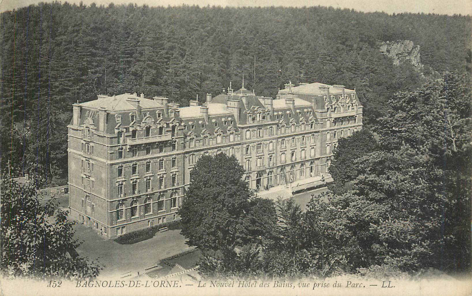 CPA Bagnoles de L'Orne Le Nouvel Hotel des Bains une Prise du Parc