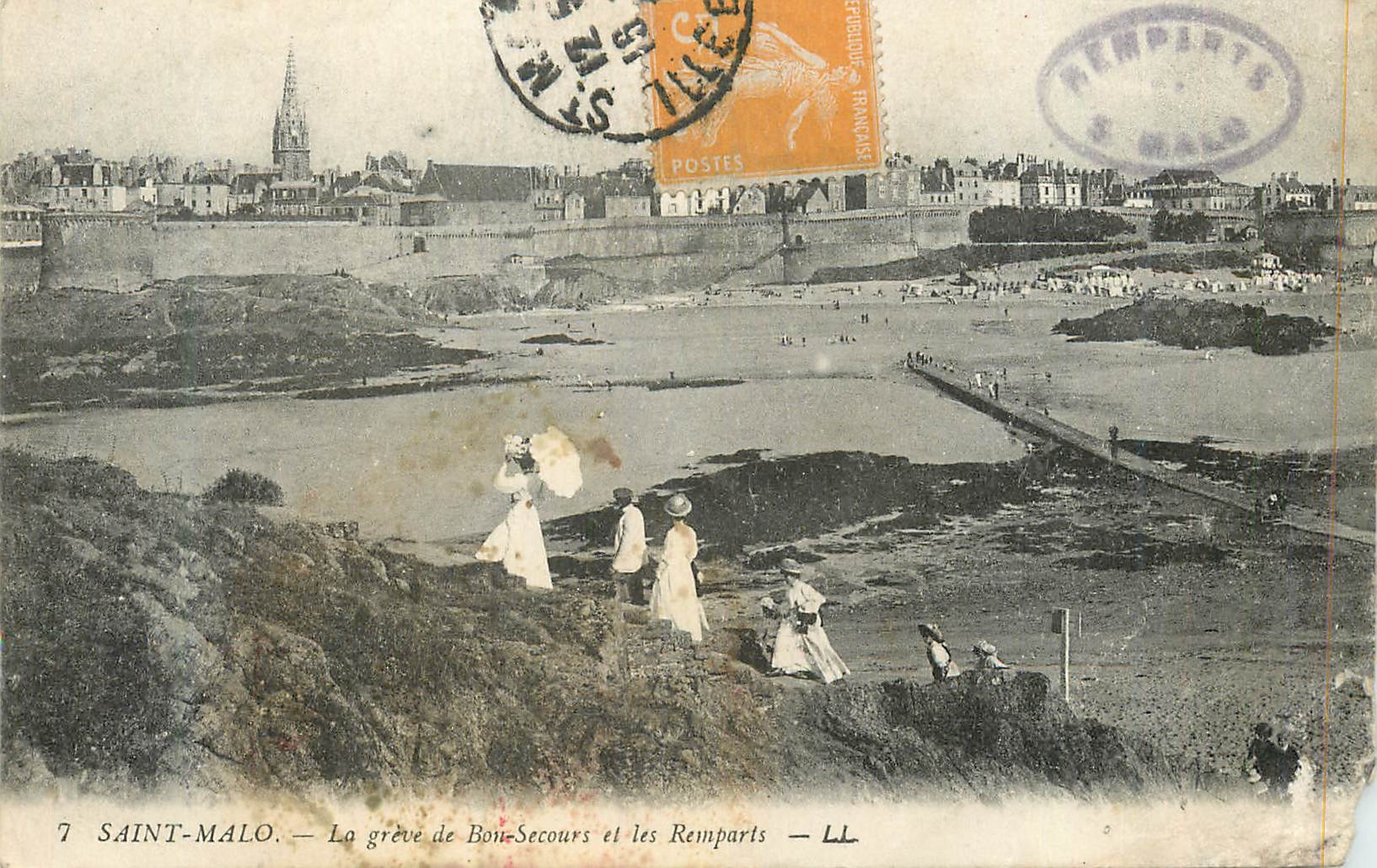 CPA Saint Malo La Greve de Bon Secours et les Remparts
