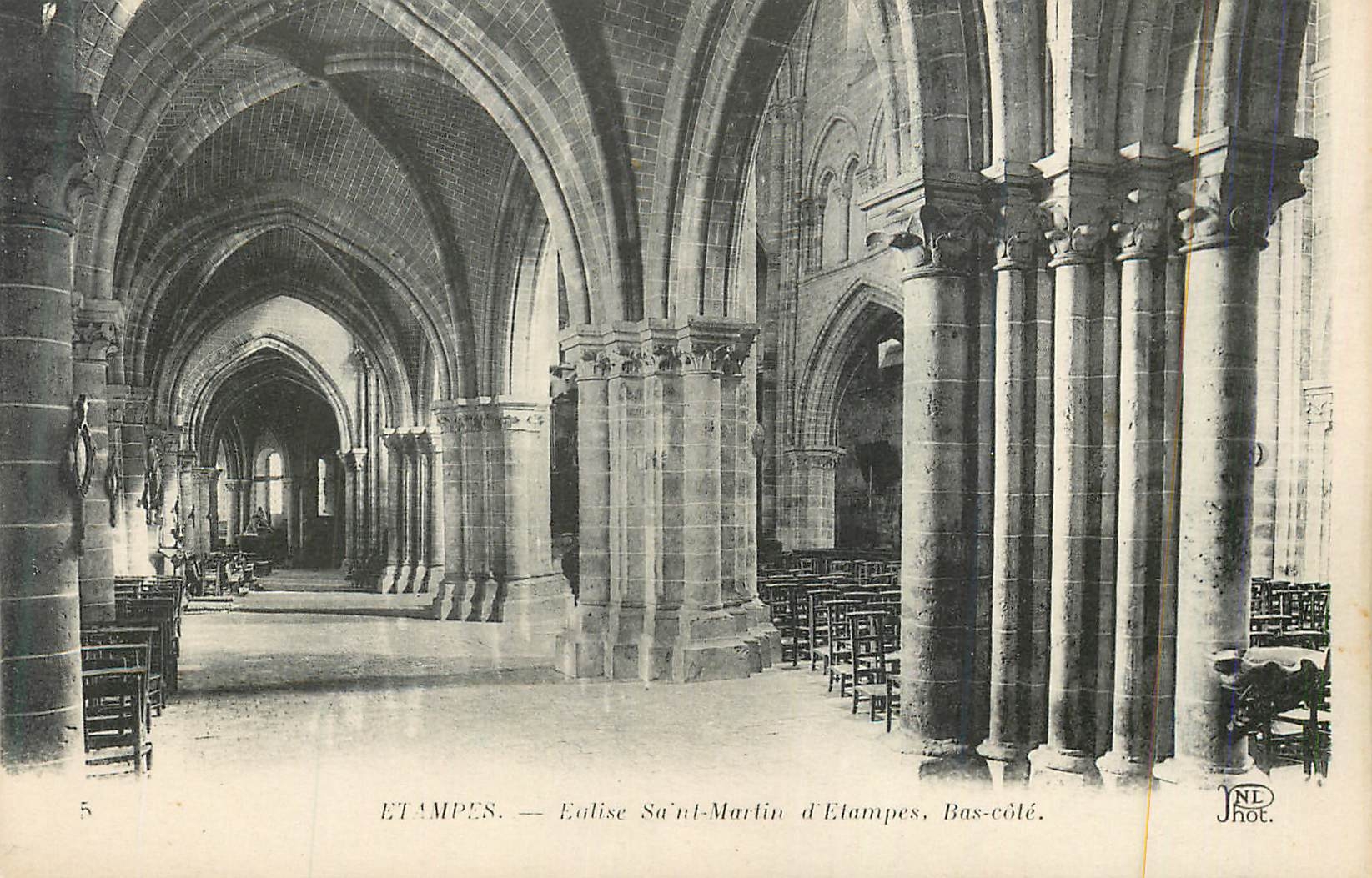 CPA Etampes Eglise Saint Martin d'Etampes Bas Cote