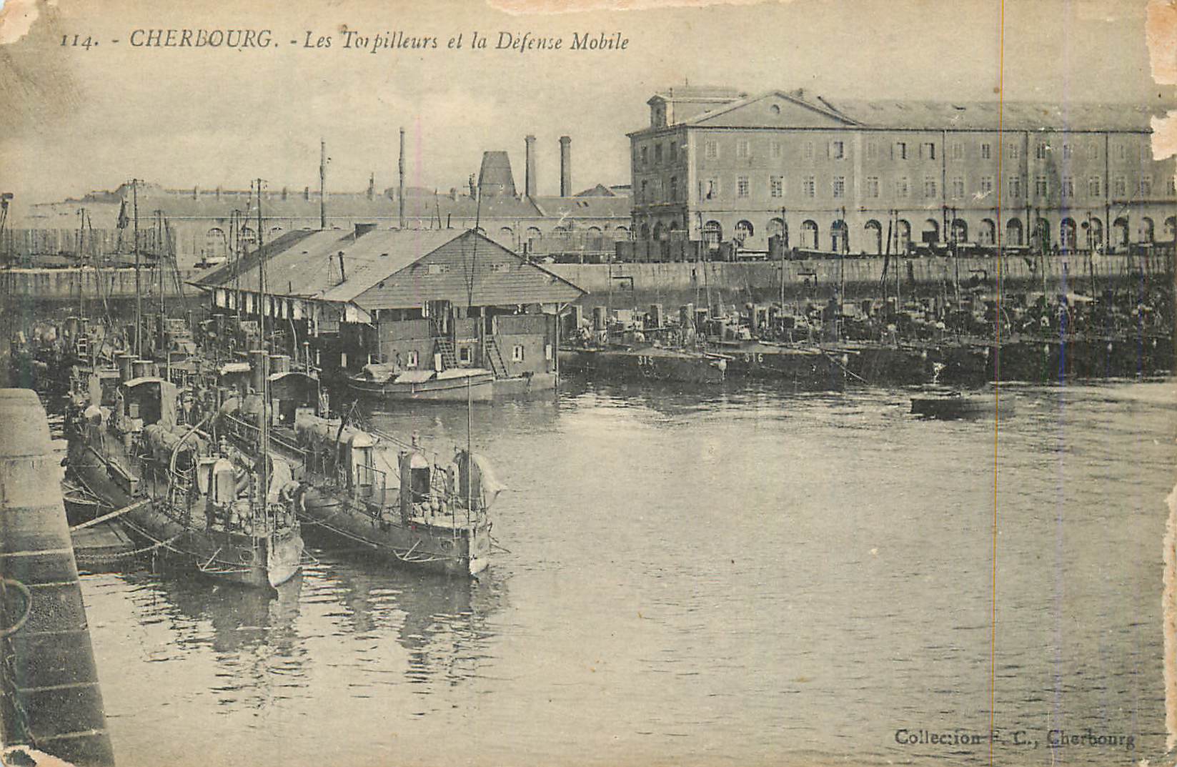 CPA Cherbourg Les Torpilleurs et la Defense Mobile Bateaux