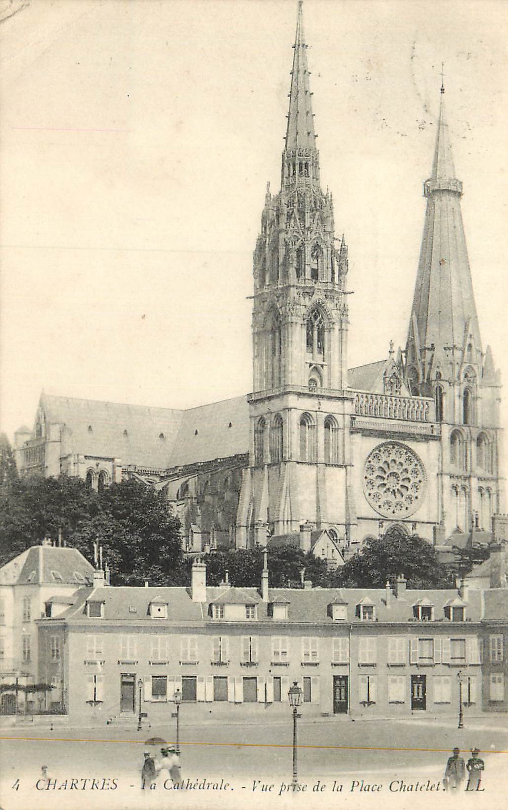 CPA Chartres La Cathedrale Vue Prise de la Place Chatelet