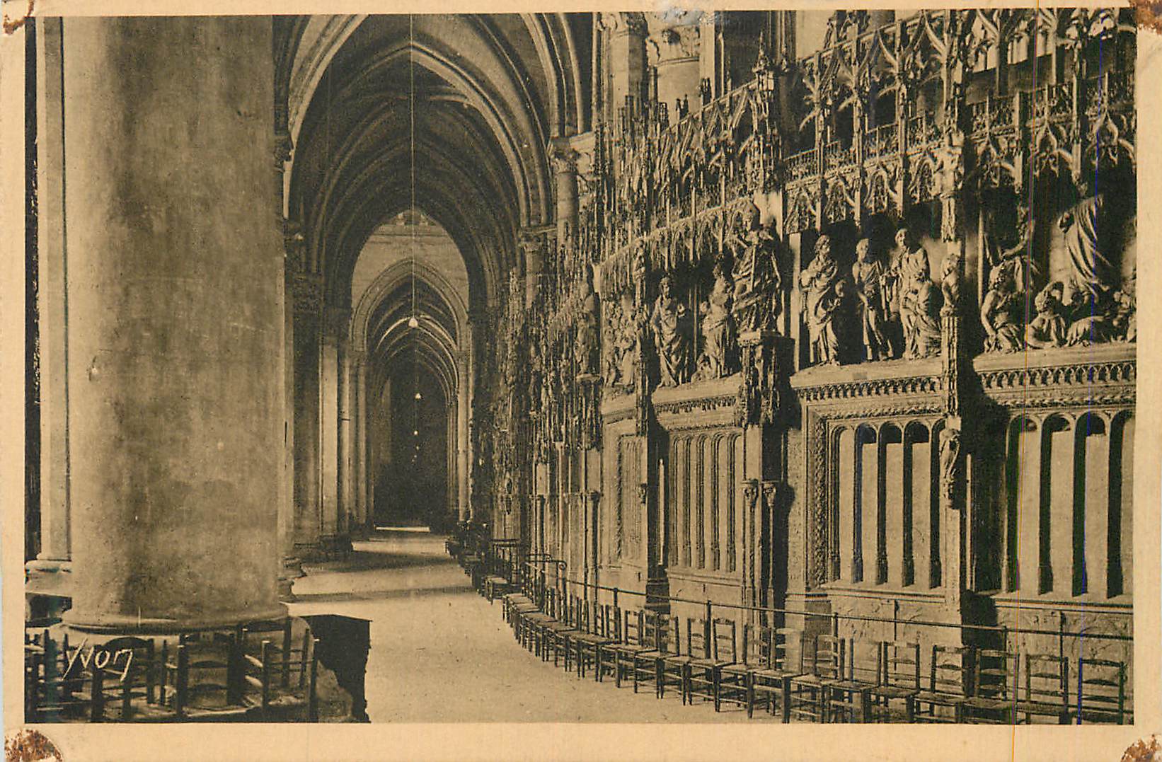 CPA La Douce de France Chartres (Eure et Loir) Interieur de la Cathedrale Le Deambulatoire