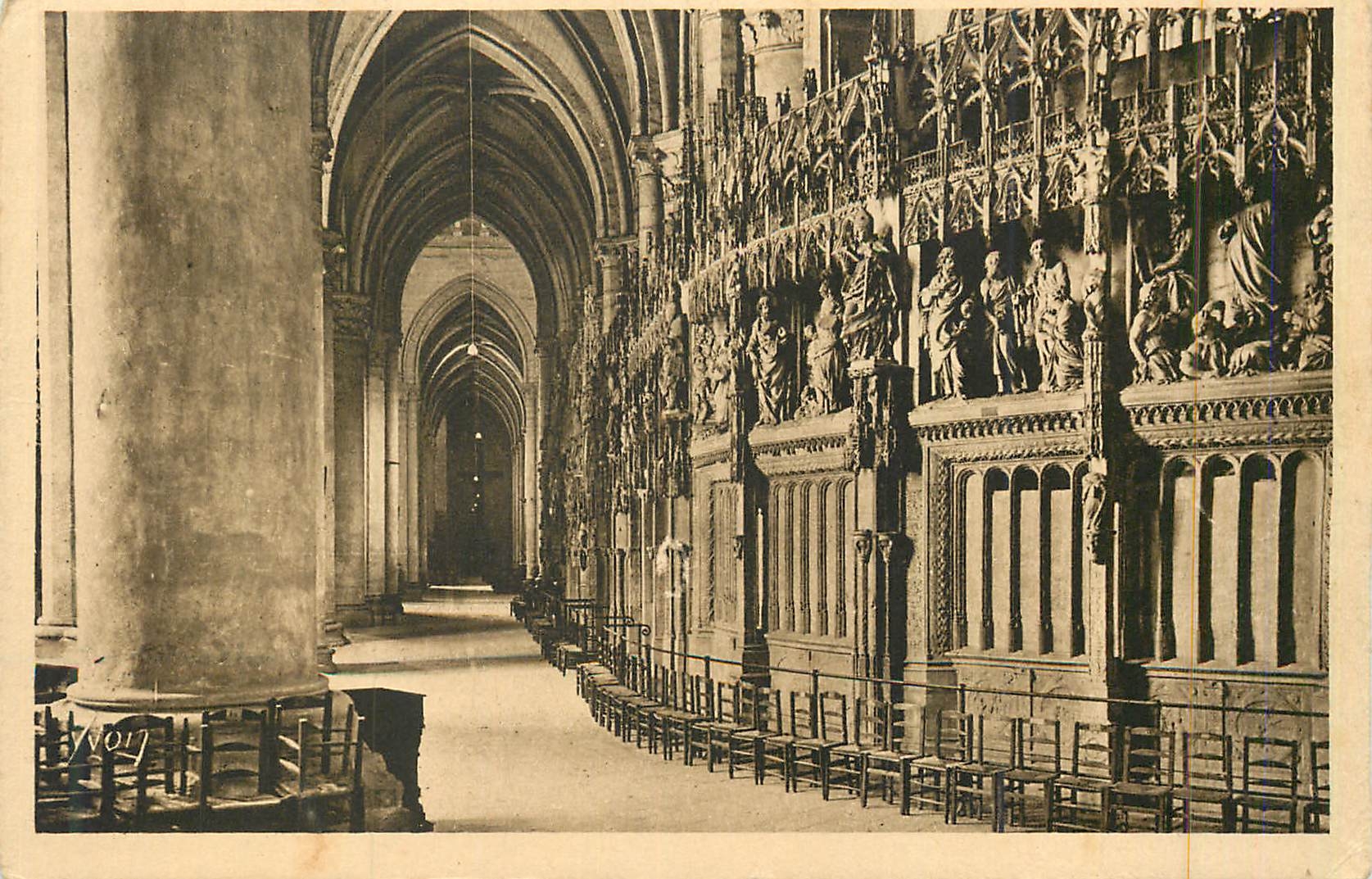 CPA La Douce de France Chartres (Eure et Loir) Interieur de la Cathedrale Le Deambulatoire