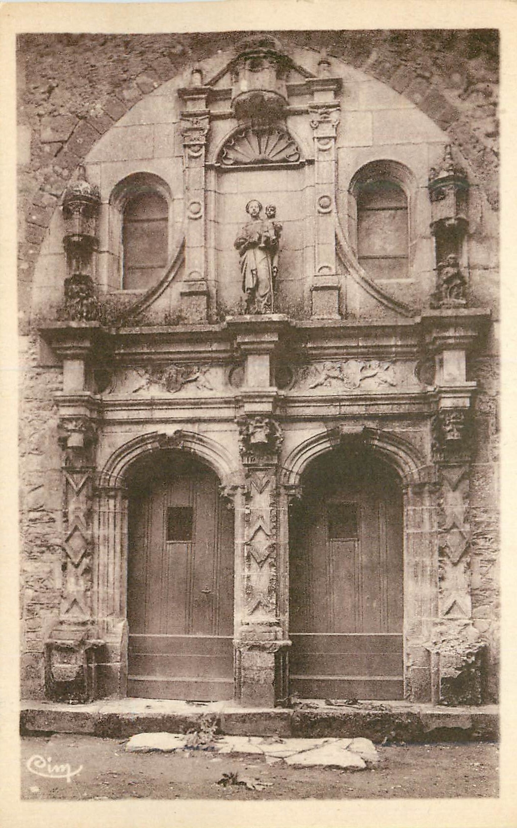 Ainay-le-Château (Allier) — Les Portes de l'Église — Cim