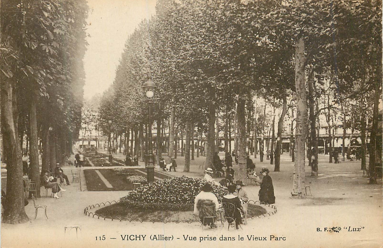 CPA Vichy (Allier) Vue Prise dans le Vieux Parc