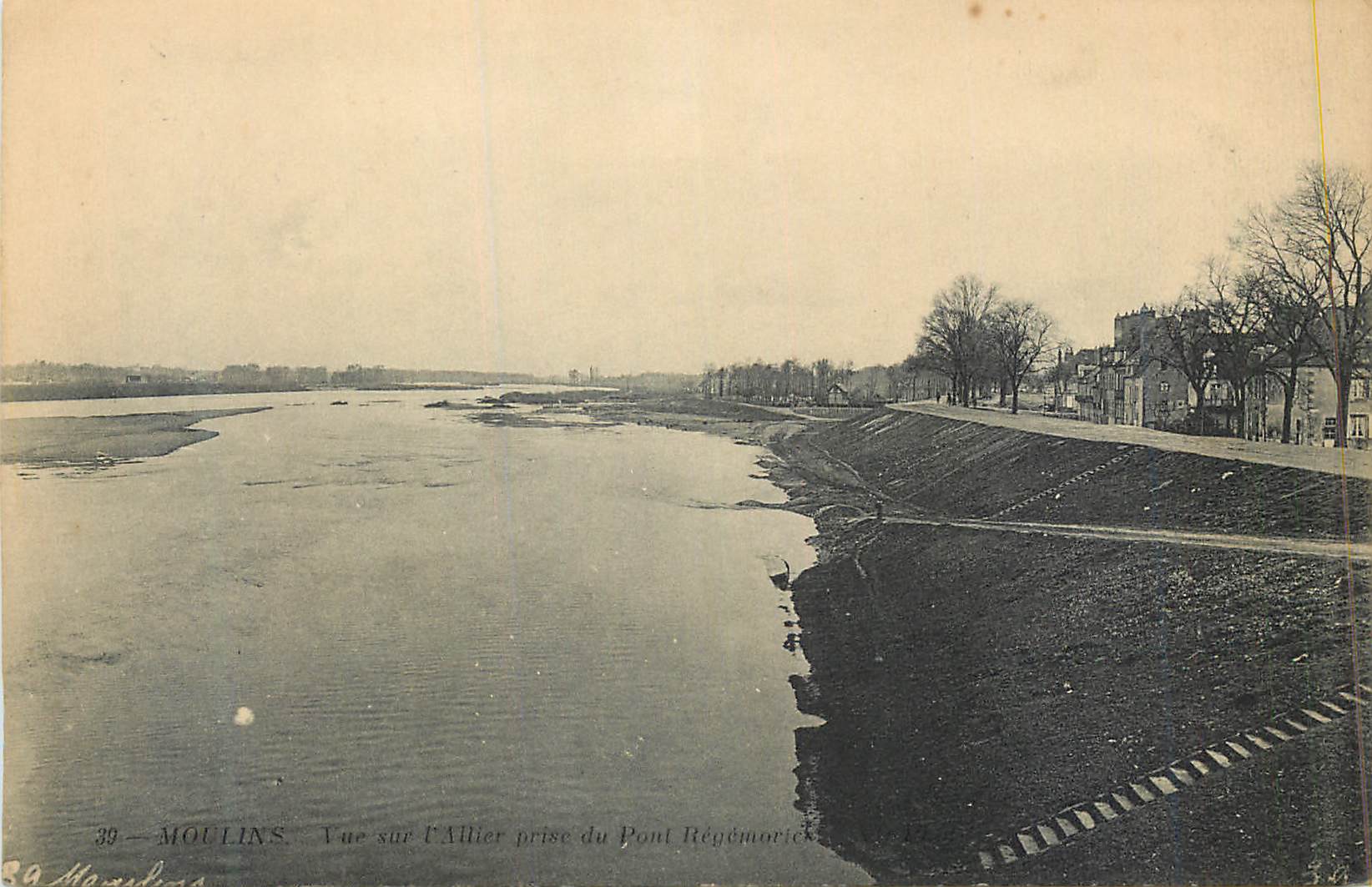 CPA Moulins Vue sur L'Allier Pris du Pont