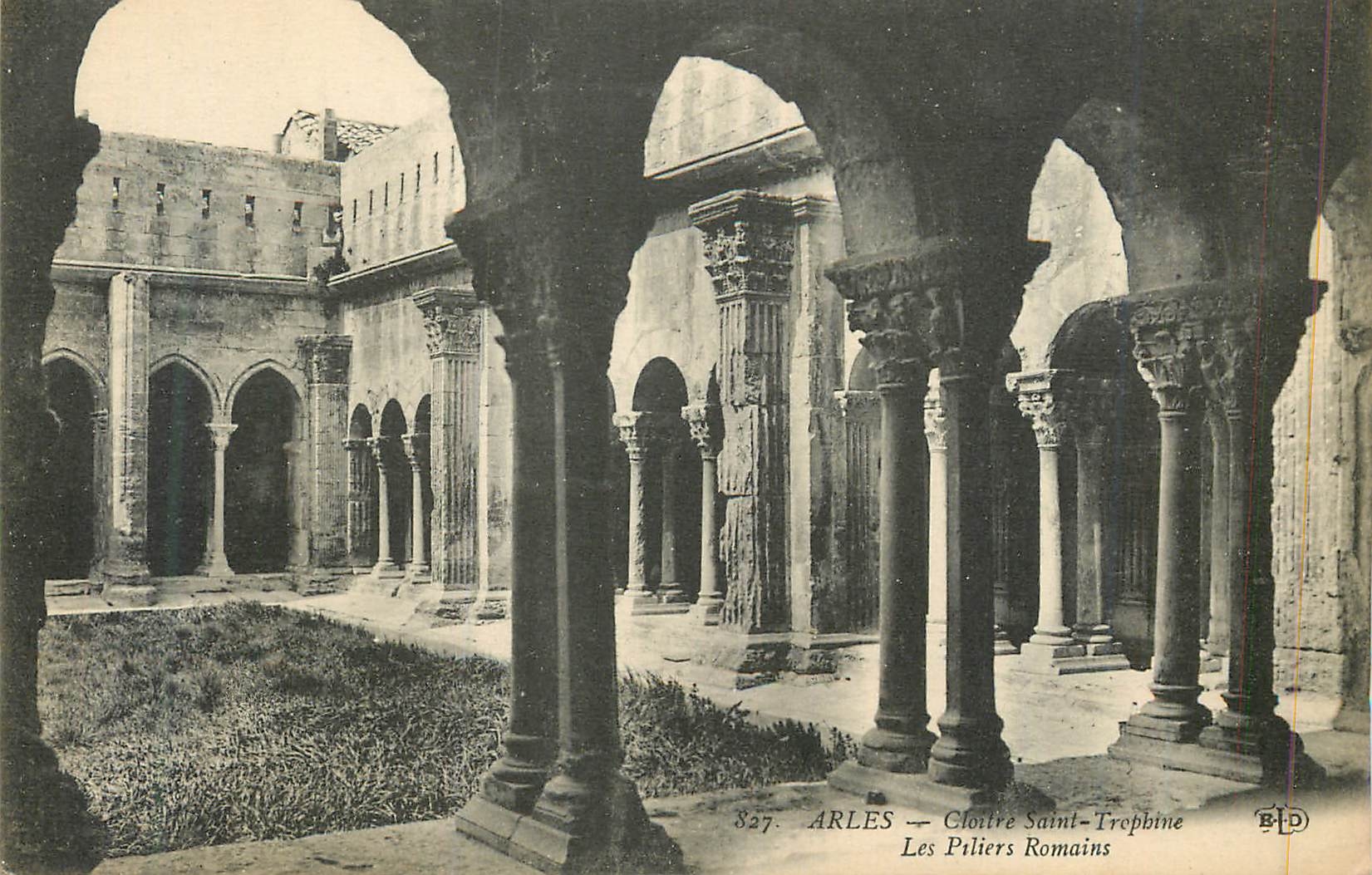 CPA Arles Cloitre Saint Trophime Les Piliers Romains