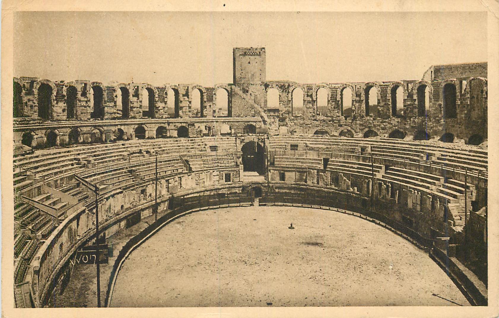 Arles — Allgemeiner Blick ins Innere der Arenen — Les Éditions d'Art YVON