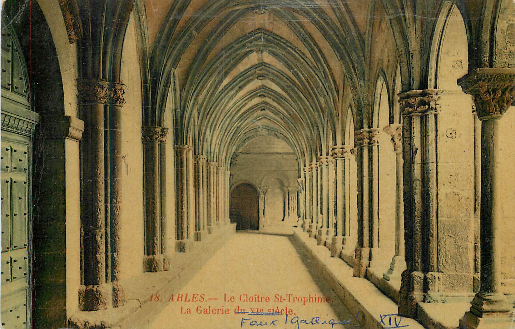 CPA Arles Le Cloitre St Trophime La Galerie du XIe Siecle