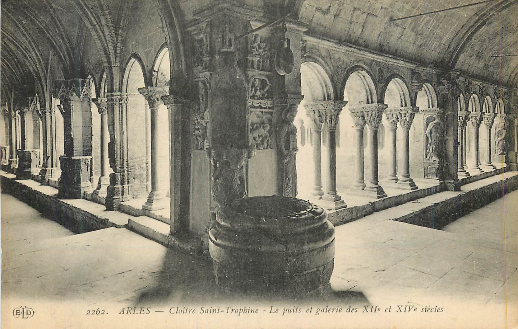 Arles — Cloître Saint-Trophime — Le puits et galerie des XIIe et XIVe siècles