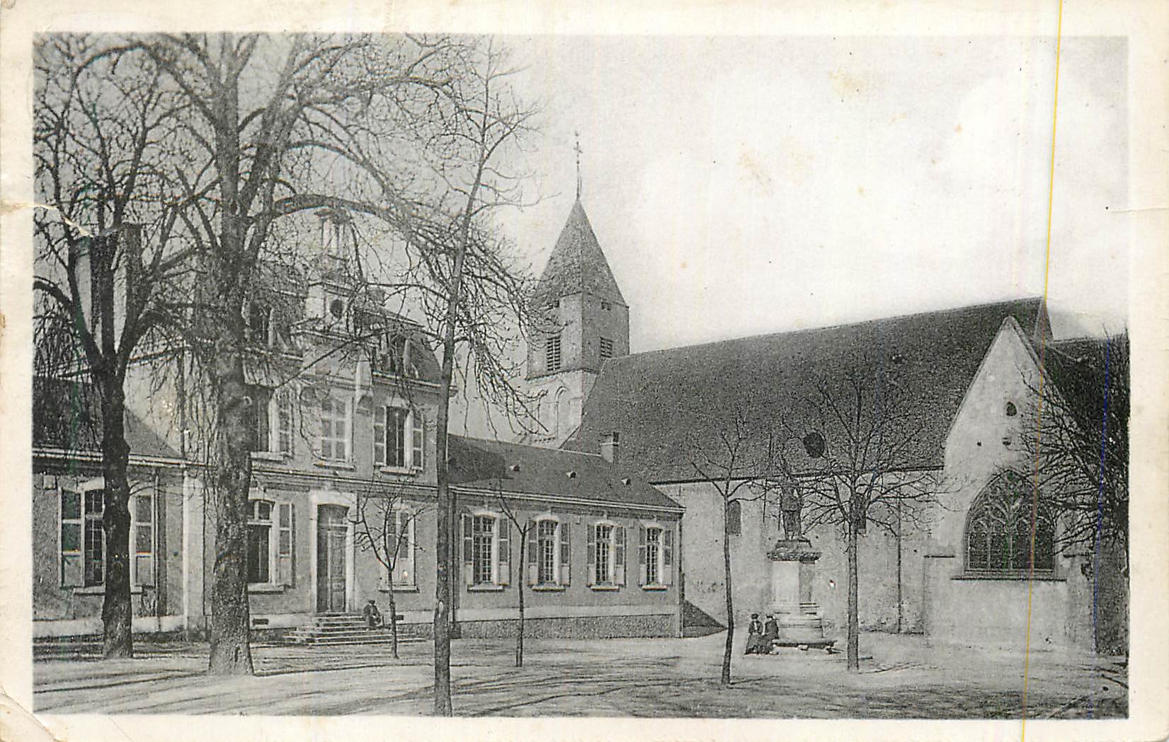 CPA Mehun Sur Yevre (Cher) Place du Chateau Ecole et Eglise
