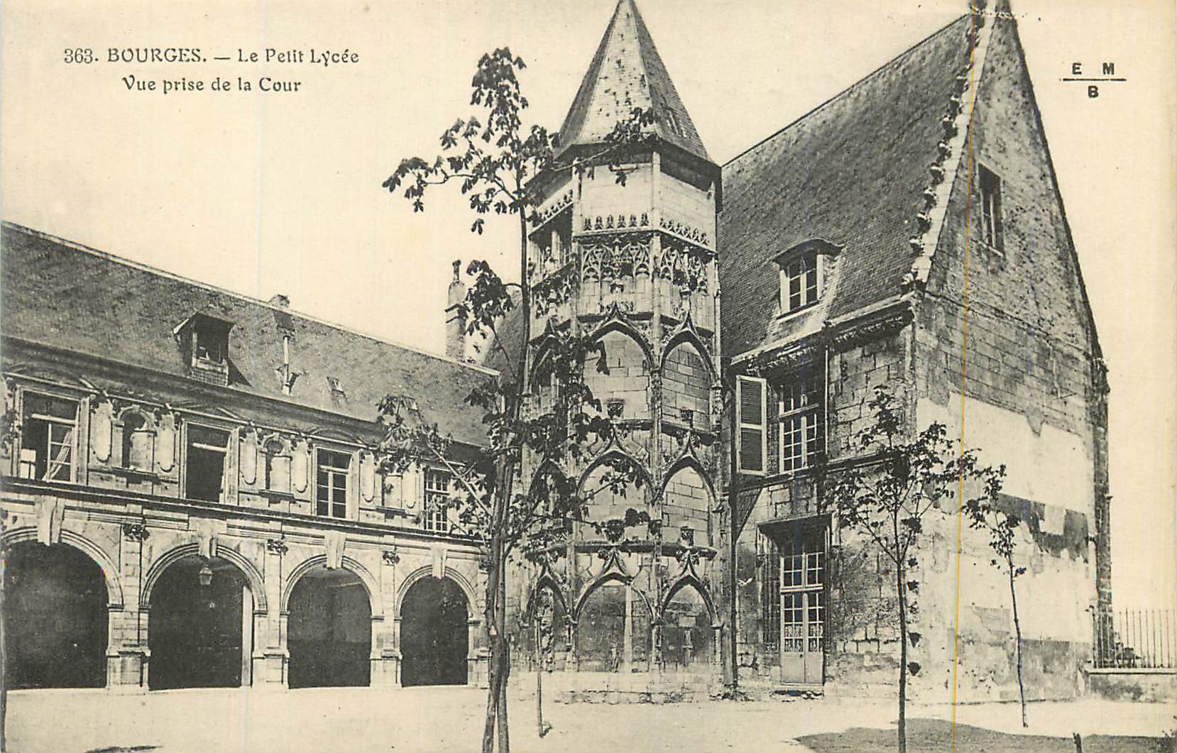 CPA Bourges Le Petit Lycee Vue Prise de la Cour